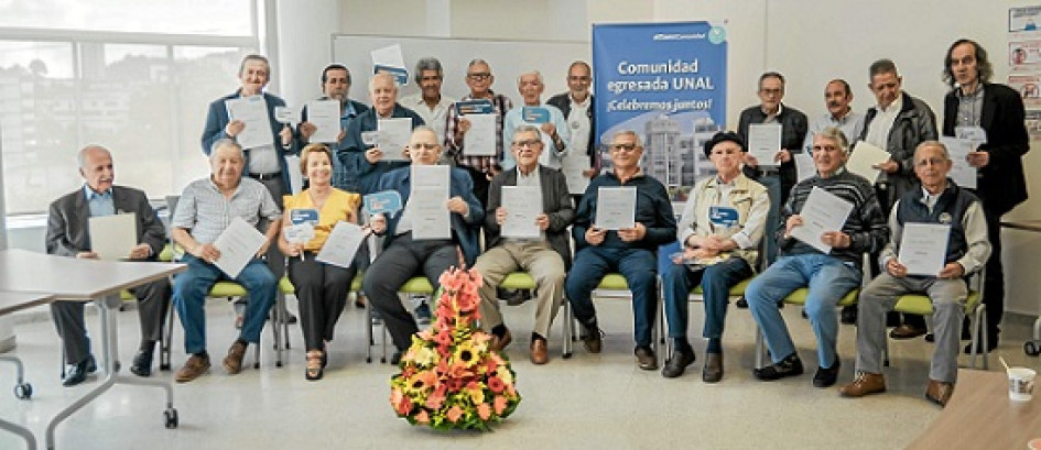 Foto| Cortesía | LA PATRIA Arriba: José Óscar Jaramillo Jiménez, Moisés Noriega Lara, Luis Arturo Gómez Tobón, Jesús María Marín Álvarez, Gonzalo Hoyos Ramírez, Bernardo Aguirre García, Efraín Duque Gómez, Nelson Puerta García, Germán Villegas Estrada, José Germán Girado Serna y Carlos Javier González. Abajo: Tiberio Muñoz Cárdenas, Fernando Duque Naranjo, Luz Marina Trujillo Álvarez, Gabriel Jaramillo Girado, Pablo Emilio Zuluaga, Fernando Mejía Fernández, Profesor Carlos Enrique Ruiz, Jaime García Herrera