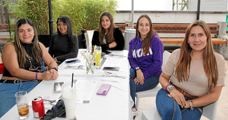 Foto | Argemiro Idárraga | LA PATRIA Paola Díaz Grisales, Lorena Martínez Díaz, Jenny Largo Castellanos, Jeniffer Bermúdez Laverde y Liliana Escobar Barreto, de la empresa Wom Colombia Telecomunicaciones, organizaron un almuerzo laboral en el restaurante El Dauntaun, ubicado en el Centro Histórico de Manizales.