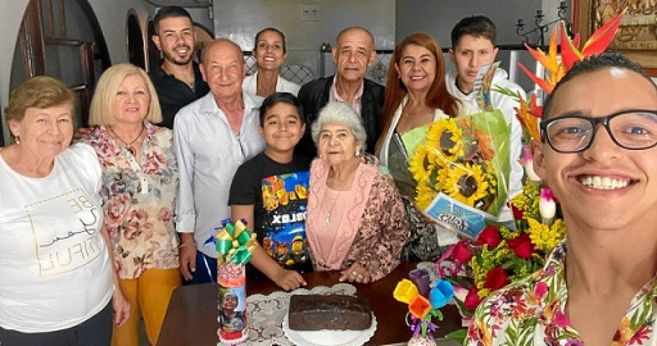 Foto | Lector | LA PATRIA La familia Giraldo Barrero celebró los 92 años de Yolanda Barrero de Giraldo. En la foto, María Victoria Giraldo, Adriana Giraldo, Luis Fernando Giraldo, Jaime Cifuentes, Margarita Cifuentes, Carlos A. Silva, María Hernández, Matías Silva, Federico Gutiérrez y Thomás Cifuentes.