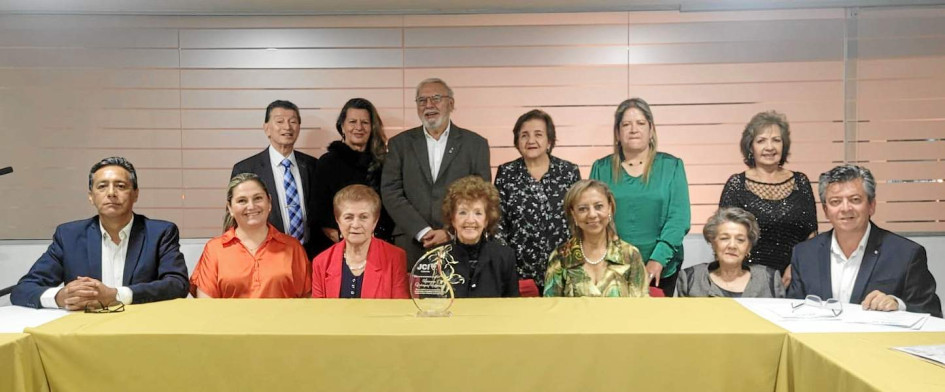 Foto | Lector | LA PATRIA Homenaje al fundador de la Cámara Junior de Manizales Hermann Rodríguez Hoffmann (q.e.p.d). Asistentes: Javier Valencia Marulanda, Clemencia Londoño, Gentil Gómez Mejía, Carmen Teresa Salazar Soto, Ana Esperanza Valencia Rendón y Offir López Ospina. Hernando Amador Pineda, presidente consejo senadores Cámara Junior de Manizales; Erika Arredondo Meza, Fanny Correa Meza, Esther Sierra Botero, poeta y esposa del fundador; María Neyla Sánchez Cedeño, vicepresidenta región suroccidente