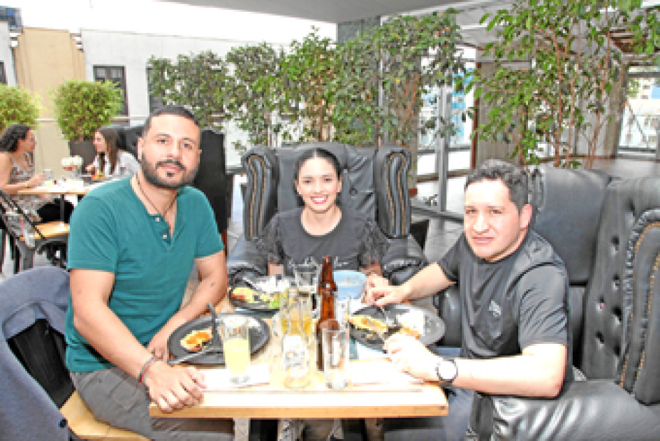 Foto | Argemiro Idárraga | LA PATRIA Almuerzo de despedida a Astrid Andrade Sánchez, en el restaurante Dauntaun. La acompañan Alejandro Castañeda y Alexánder Jiménez.