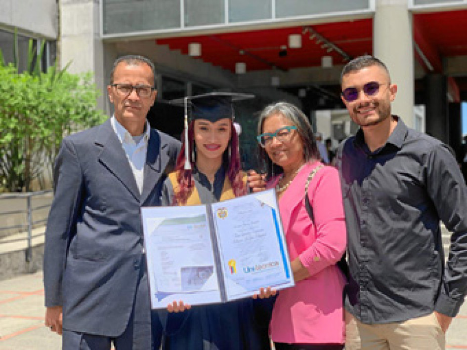 Foto | Cortesía | LA PATRIA Unitécnica entregó el título de Técnica en Diseño Gráfico a Salomé Álvarez González. La acompañaron a recibir su diploma su padre, Wilmer Alberto Álvarez; su madre, María Sonia González; y su hermano, Mateo Álvarez González.