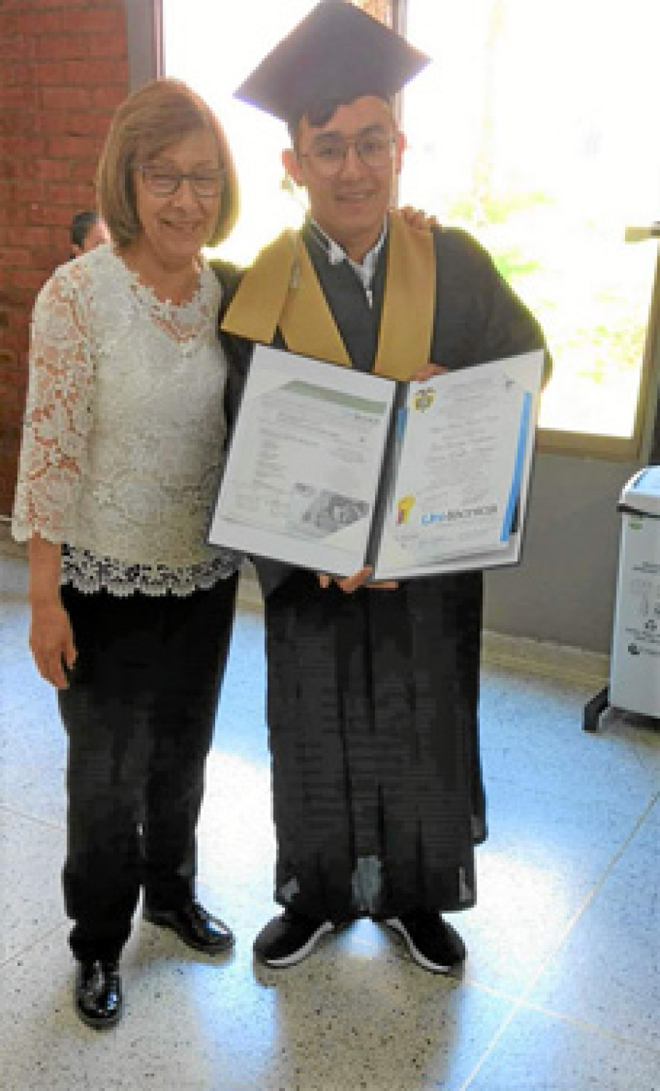 Foto | Cortesía | LA PATRIA Unitécnica entregó el título de Técnico en Diseño Gráfico a Miguel Antonio Bernal Orozco. Su madre, Fanny Bernal Orozco, lo acompañó a recibir su título.