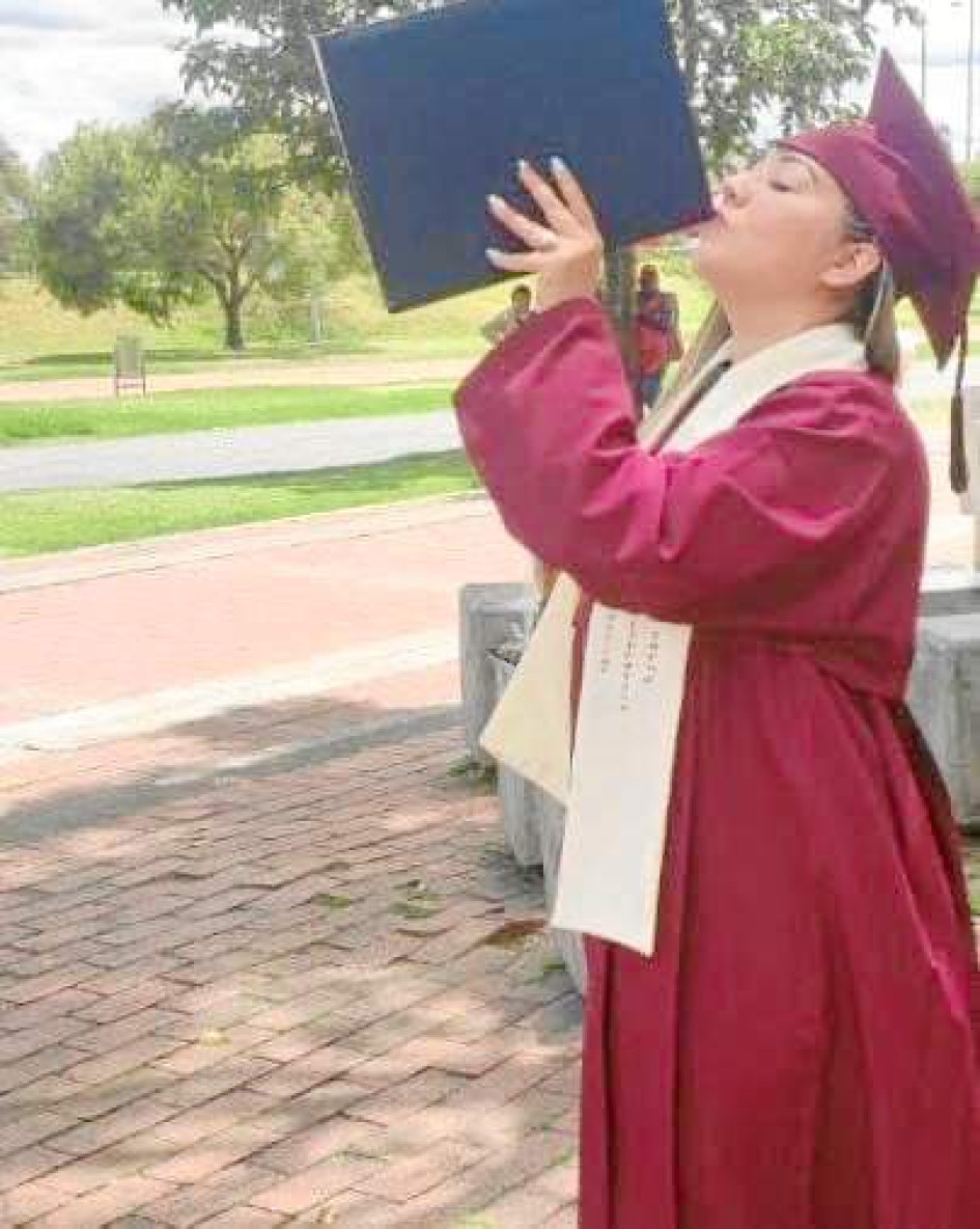 Foto | Henry Giraldo | LA PATRIA Sandra Milena Gaona Cardona, hija de la manzanareña Esneda Cardona, obtuvo su título en Enfermería y también se graduó como administradora en salud. Su familia la felicita.