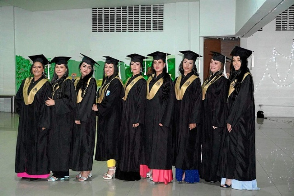 Foto | Cortesía | LA PATRIA ​​​​​​​La Escuela Superior de Administración Pública (ESAP) realizó la ceremonia de grado de la primera promoción de administradoras públicas, en el Centro Cultural y de la Juventud en Manzanares. Alexadra Cárdenas, Nelly Camila Marín, Jazmín Rivera, Luz Danice Escobar, Sonia Alejandra Cifuentes, Daniela Morales, Liset Dahiana Arenas, Diana Milena Ramírez y Yeimy Gabriela Quintero.