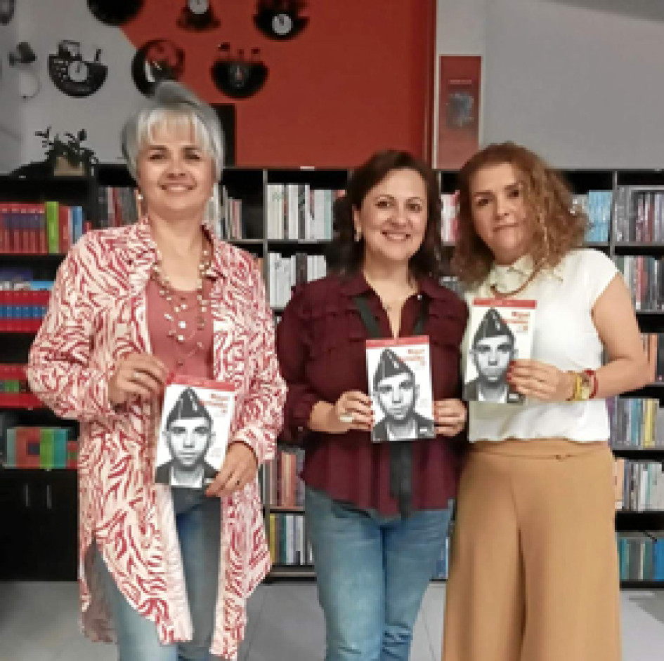 Foto | Cortesía Liberia Ágora | la patria Miguel Hernández en 50 poemas fue el libro que se dio a conocer el pasado sábado en la Liberia Ágora. El texto cuenta con la selección y prólogo de Jorge Urrutia. En la imagen: Anita Muñoz, propietaria de la Librería Ágora; Adriana Paola Forero Ospina, editora y creadora de Ediciones Tres Cantos, y Diana Botero Giraldo, jefa de prensa de Ediciones Tres Cantos.