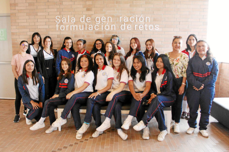 Foto | Luis Trejos | LA PATRIA Grupo de alumnas asistentes en compañía de las profesoras Mónica Patiño y Adriana Serna, líderes del Plan Lector del colegio.