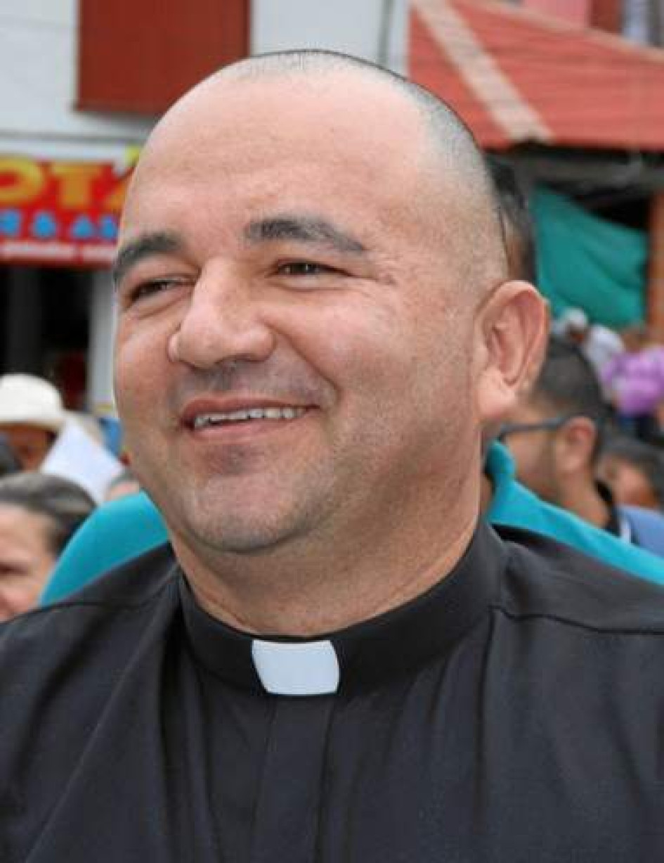 Foto | Cortesía | LA PATRIA En reemplazo del sacerdote José Libardo Flórez Cuartas, quien ejerció en el templo Nuestra Señora de Los Dolores desde enero de 2020, llegó a Pensilvania el nuevo párroco José Alberto Aristizábal Franco designado por el obispo de la Diócesis La Dorada-Guaduas, monseñor Hency Martínez Vargas. El nuevo párroco, oriundo de Marquetalia, llegó acompañado por una nutrida delegación desde el municipio de Norcasia hasta el recibimiento que le brindó la feligresía en el Alto de Marianita