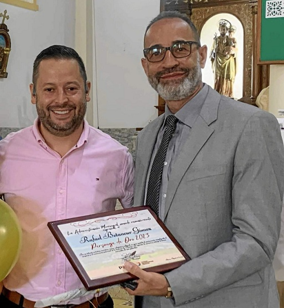 Andrés Duque Osorio, alcalde de Pácora (Caldas), entrega la placa de reconocimiento a Rafael Betancur Gómez.