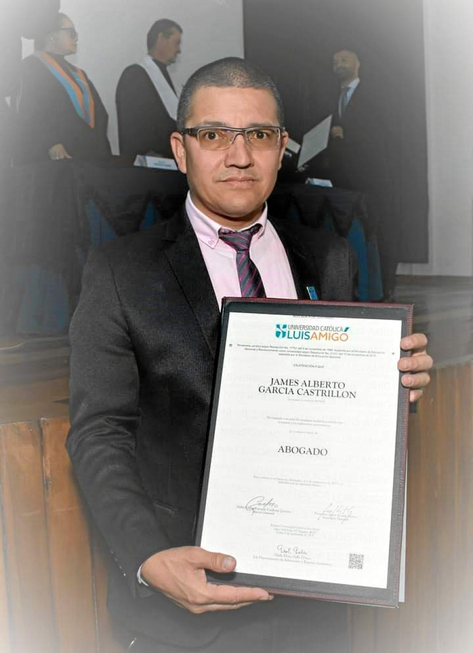 Foto | Cortesía | LA PATRIA James Alberto García, de Pácora (Caldas), obtuvo su título como Abogado de la Universidad Católica Luis Amigó. Su familia y amigos lo felicitan por su nuevo logro.