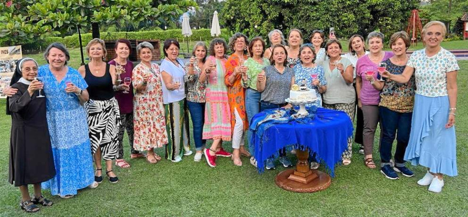 Foto | Cortesía | LA PATRIA De izquierda a derecha: Hermana Aurora Morales, Alba Lucía Toro, Ángela María Gómez, Soledad Mejía, Vicky Villegas, Miriam Cristina Jiménez, Carmen Elisa Giraldo, Luz Elena Vargas, Vicky González, Constanza Durán, María Emilia Barco, Lucero Robledo, Beatriz Eugenia Hurtado, Carmenza Bernal, Ana María Jaramillo, Clara Elena Meza, Ana Mercedes Restrepo, Patricia Mejía, Gloria Inés Restrepo y Gloria Inés Bolívar.