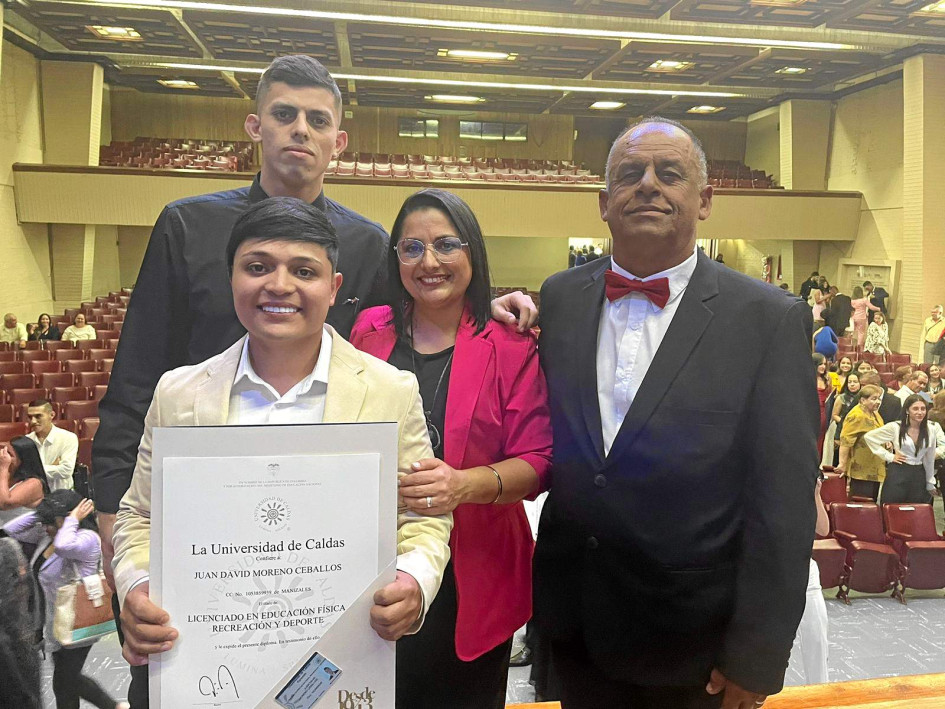 Foto | Lector | LA PATRIA  Juan David Moreno Ceballos recibió el título en la Licenciatura en Educación Física, Recreación y Deporte de la Universidad de Caldas.  Juan David Moreno Ceballos, Miguel Ángel Moreno Ceballos, Clemencia Ceballos Díaz y Gabriel Moreno Tamayo.