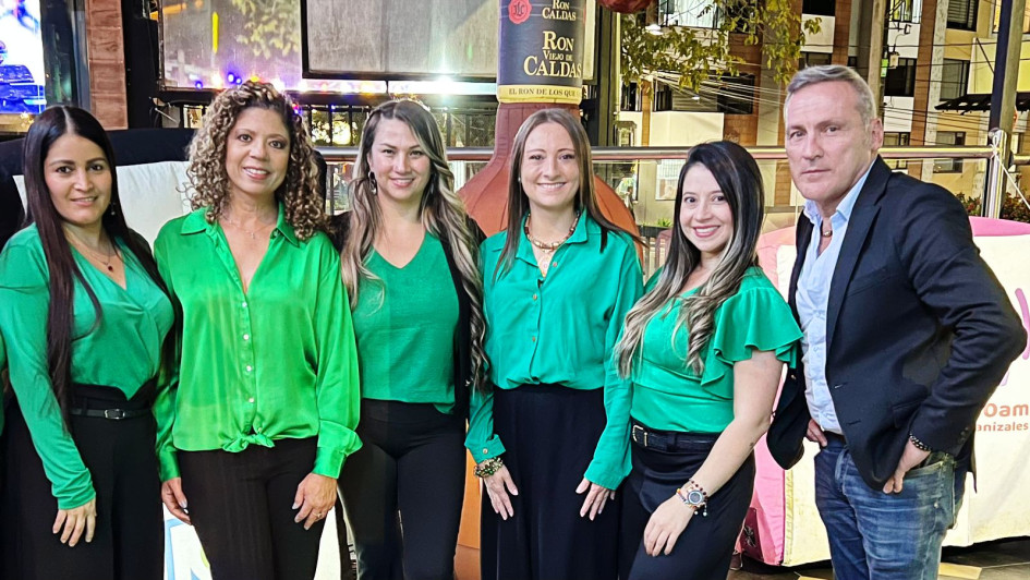 Foto | Lector | LA PATRIA Azucena Salinas Aguirre, Beatriz Delgado Uribe, gerente Comercial; Diana Marcela Montoya Cuervo, Adriana Salazar Villegas, Vanessa Londoño Jiménez y Luis Fernando Lotero.