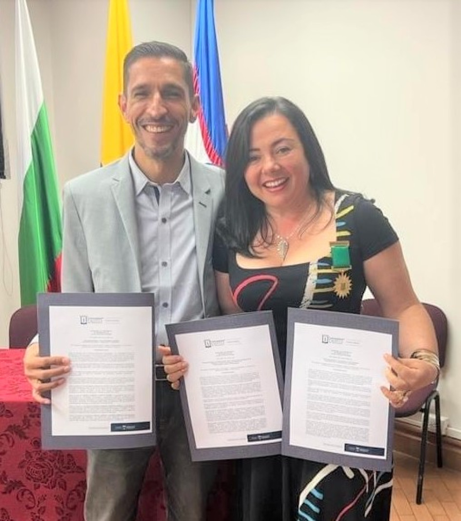 Foto | Henry Giraldo | LA PATRIA Gloria Yaneth Flórez y Yeison Garcés, de Manzanares, fueron exaltados por la Universidad Católica de Manizales con la medalla al mérito investigativo y a la investigación superlativa, y al investigador integral, respectivamente.