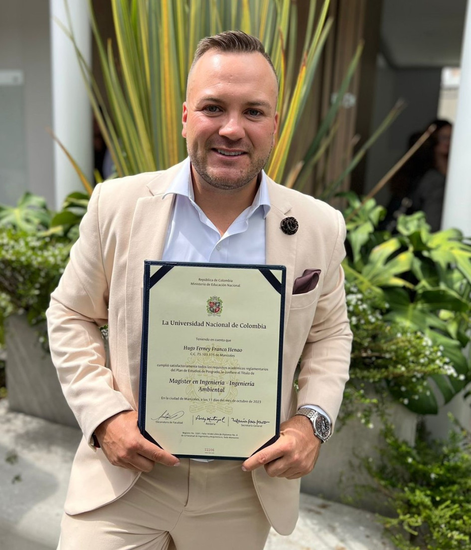 Foto | Cortesía | LA PATRIA Ferney Franco Henao recibió su título como magíster en Ingienería Ambiental de la Universidad Nacional de Colombia. Franco es arquitecto especialista en ingeniería Ambiental Área Sanitaria y especialista en Ingeniería Hidráulica y Ambiental. Familiares y amigos lo felicitan.