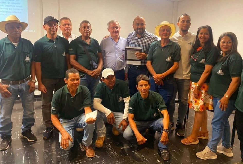Grupo de cafeteros del municipio junto a Marco Tulio Hoyos, director ejecutivo del Comité de Cafeteros de Caldas, y Marco Antonio Londoño, alcalde de Supía (Caldas).