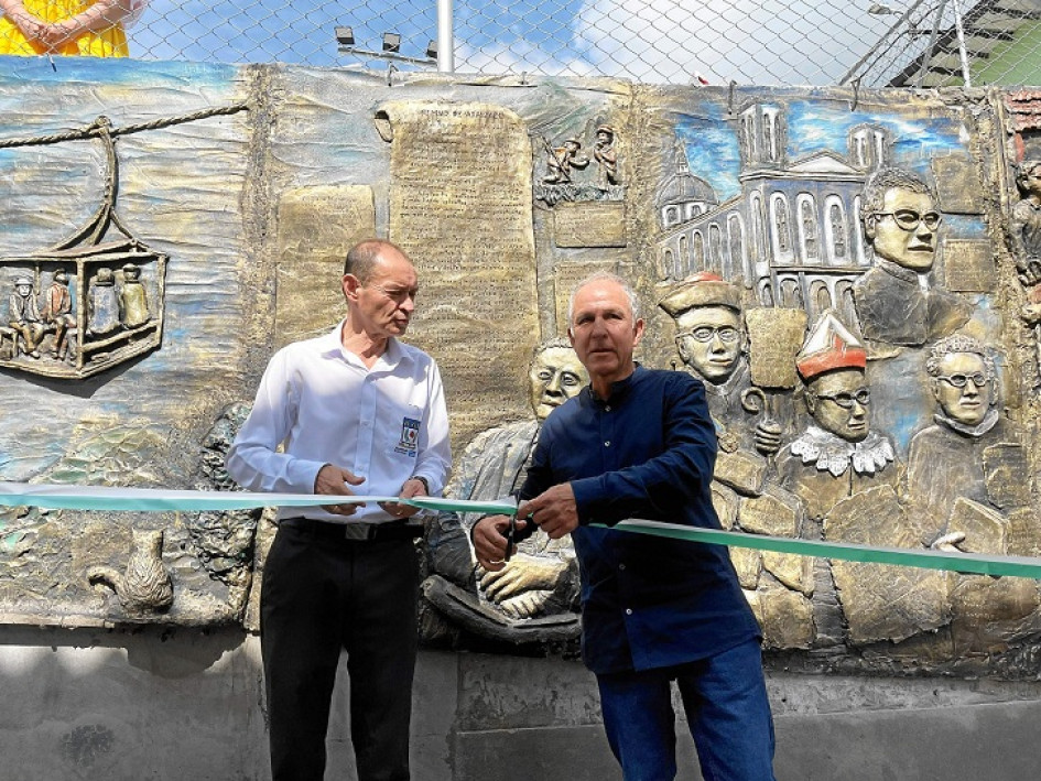 Foto | Diego Salgado | LA PATRIA  En la celebración de los 170 años de Aranzazu, se inauguró el mural en alto relieve del maestro Luis Fernando Toro Ceballos. Donde se hace una recopilación de momentos históricos del municipio como personajes, momentos y sitios. En la imagen el alcalde de Aranzazu, José Lisímaco Amador Cuesta, en compañía del artista.