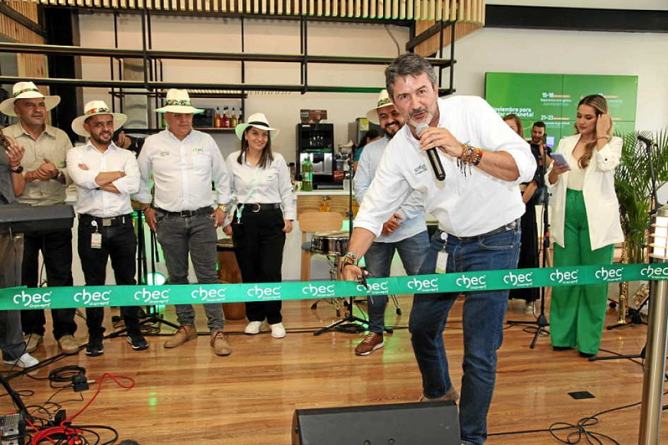 Santiago Villegas, gerente general de Chec, corta la cinta como símbolo de inauguración de la sede.