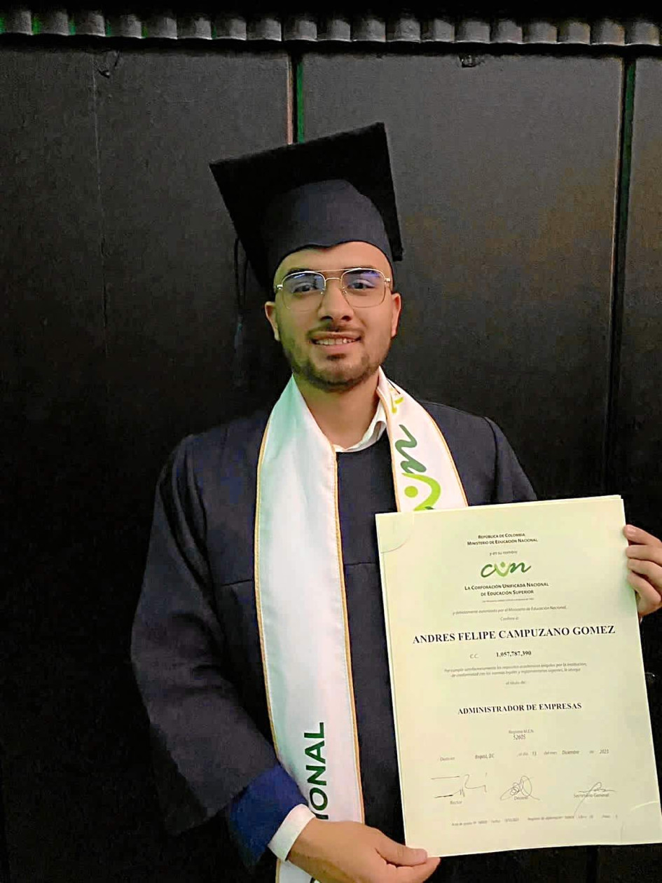 Foto | Cortesía | LA PATRIA Andrés Felipe Campuzano Gómez obtuvo su título como Administrador de Empresas de la Coorporación Unificada Nacional de Educación Superior, en Bogotá.
