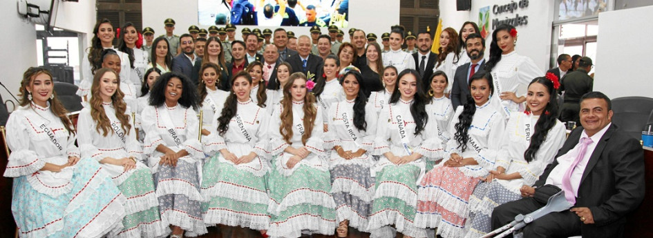 Las candidatas en compañía de los concejales de Manizales.