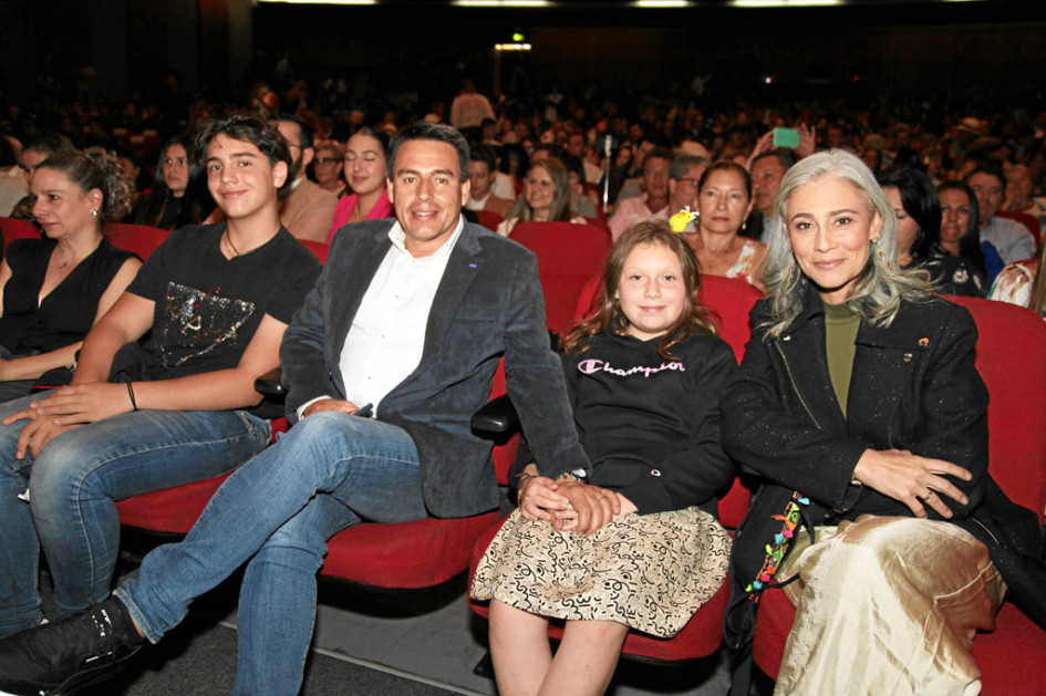 Jorge Eduardo Rojas, alcalde de Manizales, junto a sus hijos, Miguel y María José Rojas, y su esposa, Juliana Londoño.