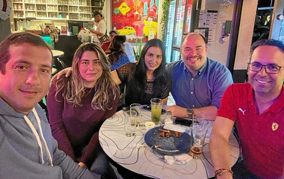 Foto | Lector | LA PATRIA Christian Vélez Quintero, Lina María Giraldo Estrada, Paula Andrea Corrales Pérez, Leonardo Hurtado Cano y Felipe Cardona Muñoz en el encuentro de amigos chinchinenses en el bar la Plaza Delicatessen.