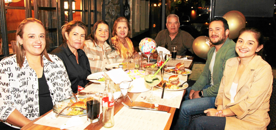 Foto | Argemiro Idárraga | LA PATRIA Gina Marcela Ospina, Liliana Zuluaga, Claudia Marcela Arango, Rocío Giraldo, César Hugo Vargas, Andrés Felipe Calle y Elizabeth Vargas eligieron el restaurante Búffalo Republic para homenajear a Claudia Marcela Arango por su cumpleaños.