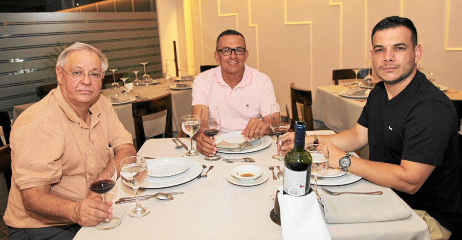 Foto | Argemiro Idárraga | LA PATRIA Juan Carlos Toro, Efraín Vergara y Santiago Céspedes en una reunión de amigos en el restaurante Vino y Pimienta.