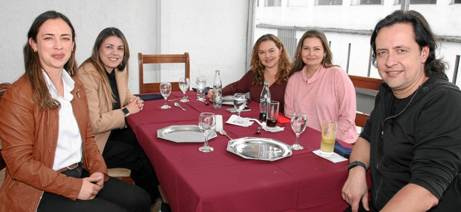 Fotos | Argemiro Idárraga | LA PATRIA Funcionarias de la Cámara de Comercio Manizales por Caldas: Luz Mary Cortés, Alejandra Cardona, Mariana Villegas y Marcela Escobar acompañadas de Marius Ursache, experto en Disciplined Entrepreneurship de Rumania, en un almuerzo de trabajo.