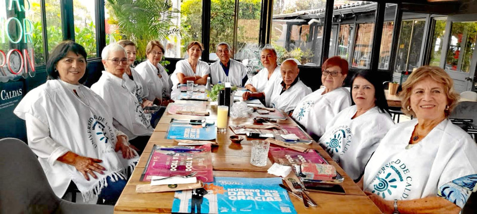 El grupo de compañeros de Lenguas Modernas de la Promoción 1978 celebró su reencuentro en el restaurante Bozko, ubicado en Cerro de Oro. Llegaron de diferentes lugares del país y del exterior. Asimismo, lamentaron la ausencia de Ramiro Mosquera,de Buenaventura, a quien le desearon una mejoría en su salud, y de Guillermo Londoño Parra, oriundo de Pereira, a quien no han podido contactar desde hace un año.