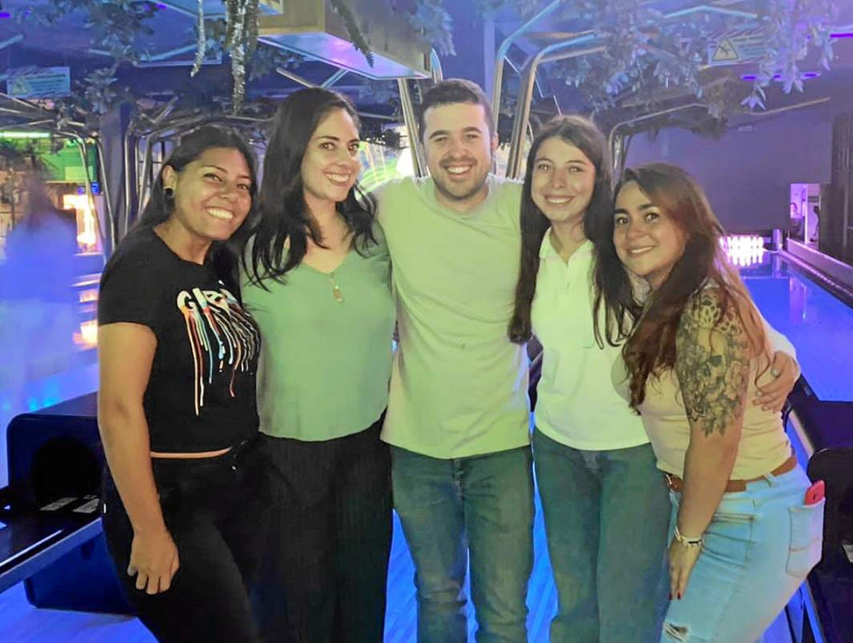 Foto | Lector | LA PATRIA Vanesa Castaño, Laura Tarquino, Germán Parada, Laura Pineda y María de los Ángeles Cardona se reunieron en la bolera Jungla de Milán para divertirse en la Zona G de la ciudad.