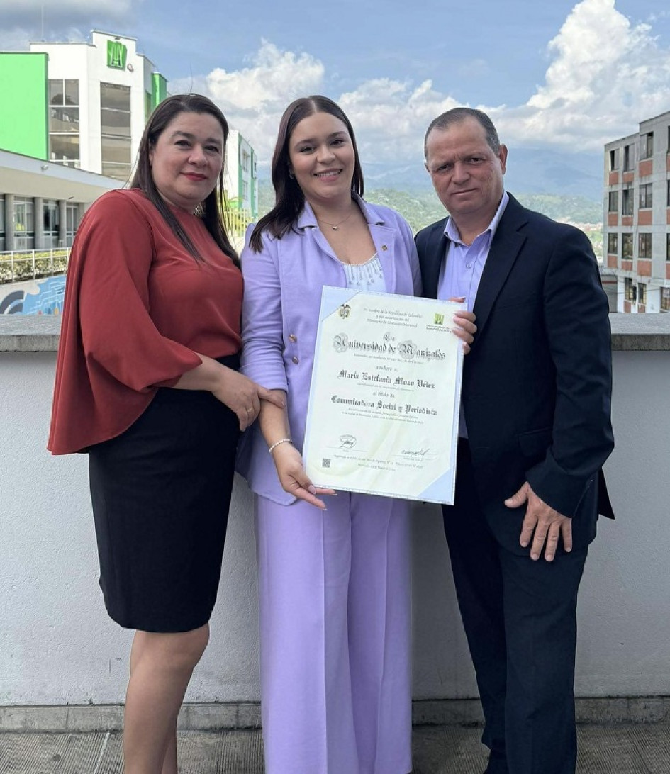 Foto | Cortesía | LA PATRIA  La manzanareña Estefanía Mozo Vélez recibió su título como comunicadora social y periodista de la Universidad de Manizales. Sus padres Diana Ester Vélez y Juan Carlos Mozo la acompañaron en la ceremonia.