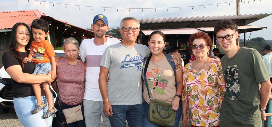 Foto | Argemiro Idárraga | LA PATRIA Juliana Castillo, Samuel Castilla, Liliana Castillo, Víctor Hugo Giraldo Herney Castillo, Claudia Zambrano, Lucy González y José Luis Giraldo se reunieron en un almuerzo enel restaurante Mirador La Cuchilla Parque Temático, ubicado en la vereda Cuchilla del Salado de Manizales.