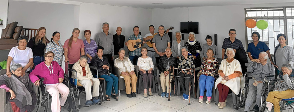 Foto | Henry Giraldo | LA PATRIA Personas de la tercera edad del Hogar Nuevo Despertar que recibieron la serenata.