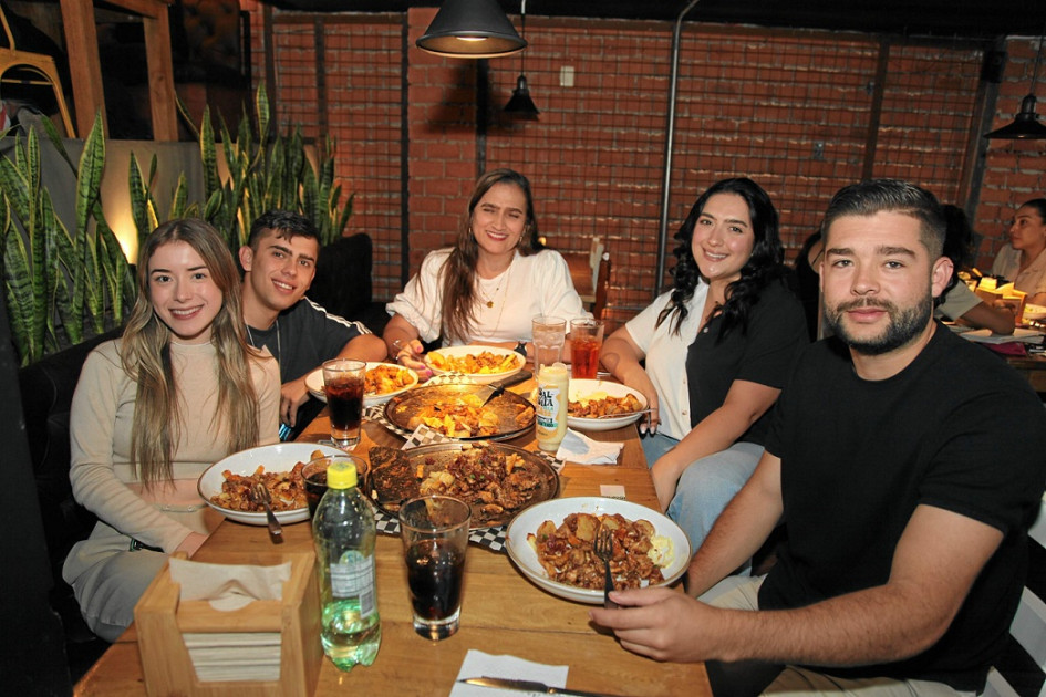 Foto | Argemiro Idárraga | LA PATRIA Juliana Marín, Jerónimo Valencia, Olga Lucía Duque y Mariana Valencia estuvieron en el restaurante La Patateria para celebrar el cumpleaños de David Duque Osorio.