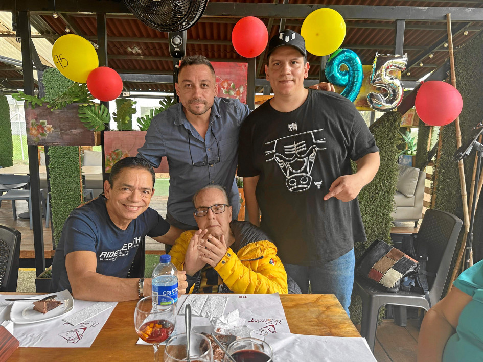 Foto | Henry Giraldo | LA PATRIA El manzanareño Heli Toro Álvarez, fundador, compositor y cantante de la agrupación Cuarteto Imperial, cumplió 95 años. En la foto aparece junto a sus hijos Aldemar, Julián y Maximiliano.Actualmente Heli reside en Dosquebradas  (Risaralda).