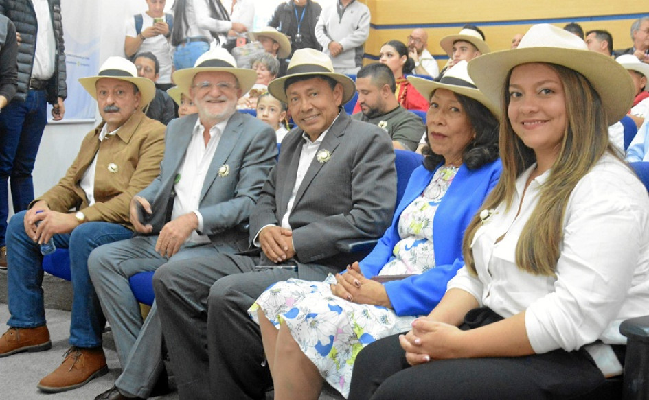 Fabio Gómez Mejía, alcalde de Aguadas; Henry Gutiérrez, gobernador de Caldas; Lindon Alberto Chavarriaga, director artístico del Festival Nacional del Pasillo Colombiano; Luz María Motato Becerra, rectora del colegio Roberto Peláez, y Daniela Flórez Grisales, secretaria de Educación de Aguadas.