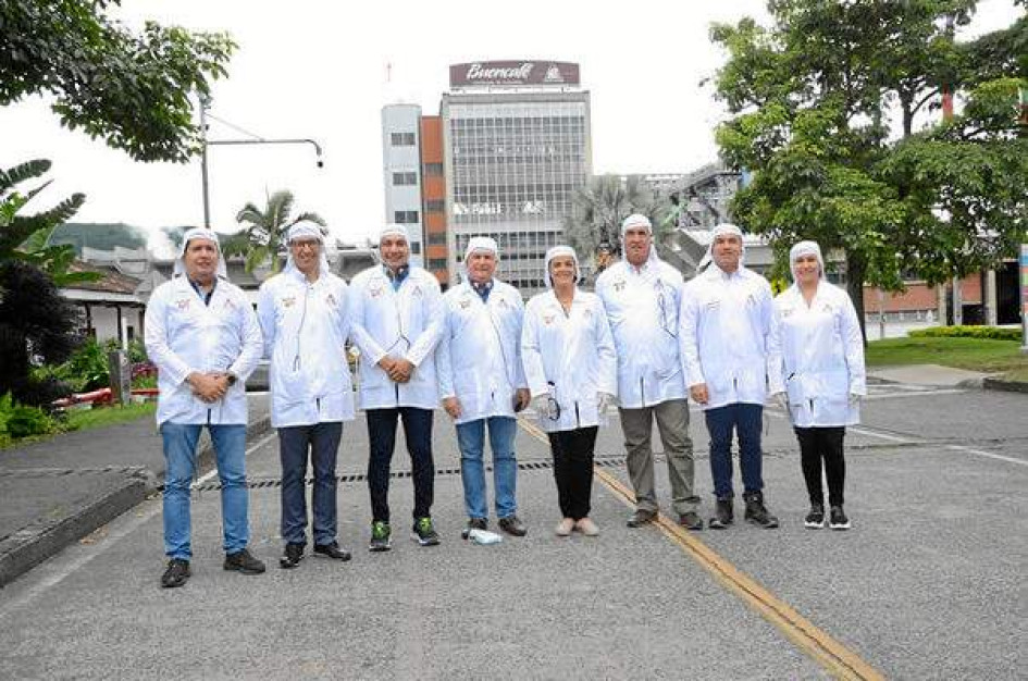 Foto|LA PATRIA Rodrigo Villalba Mosquera, gobernador del Huila; Jénnifer Mojica, ministra de Agricultura, y Alexánder López, director Nacional de Planeación, entre los que visitaron la fábrica Buen Café Liofilizado. Querían conocer los procesos industriales que se desarrollan en esta torrefactora, que es una de las más grandes de América. Foto|LA PATRIA Rodrigo Villalba Mosquera, gobernador del Huila; Jénnifer Mojica, ministra de Agricultura, y Alexánder López, director Nacional de Planeación, entre los que visitaron la fábrica Buen Café Liofilizado. Querían conocer los procesos industriales que se desarrollan en esta torrefactora, que es una de las más grandes de América.