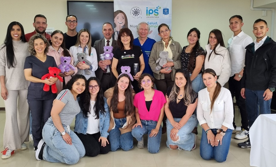 Foto | Lector | LA PATRIA En primera fila, médicos de la Fundación Cardioinfantil de Bogotá: Laura Cuello, Nathalia Rodríguez, Juliana Rusinque, Gabriela Valderrama, Ximena Mora y Diana Muñoz. Segunda fila, funcionarios de la Universidad de Caldas y de la IPS Universitaria: Margarita Vélez, Vivian Sabala y Lina Villada. Última fila: Sandra Cuello, Juan Camilo Hernández y David Ocampo, de la Cardioinfantil; Carlos Villegas, de la Universidad de Caldas; Mónica Giraldo, de la Fundación Pequeño Corazón; Alberto García, de la Cardioinfantil; Pilar Escobar, de la Fundación Pequeño Corazón; Leydy Duarte, Tatiana Guarín, Pedro Díaz y Peter Piraján, de la Cardioinfantil. Foto | Lector | LA PATRIA En primera fila, médicos de la Fundación Cardioinfantil de Bogotá: Laura Cuello, Nathalia Rodríguez, Juliana Rusinque, Gabriela Valderrama, Ximena Mora y Diana Muñoz. Segunda fila, funcionarios de la Universidad de Caldas y de la IPS Universitaria: Margarita Vélez, Vivian Sabala y Lina Villada. Última fila: Sandra Cuello, Juan Camilo Hernández y David Ocampo, de la Cardioinfantil; Carlos Villegas, de la Universidad de Caldas; Mónica Giraldo, de la Fundación Pequeño Corazón; Alberto