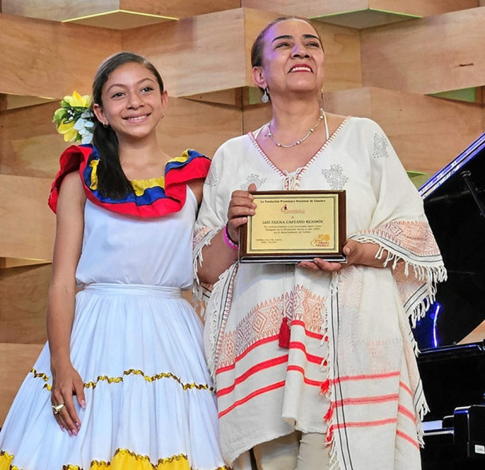 En los 50 años del Mono Núñez, Funmúsica le entregó un reconocimiento a la secretaria de Cultura de Caldas, Luz Elena Castaño Rendón, por su labor en la gestión cultural para el desarrollo y fortalecimiento de la Música Andina Colombiana. Asimismo, por su rol como delegada para la regional Caldas durante los últimos 22 años. La entrega la hizo Melissa D'Alessio, artista oriunda de Cartago (Valle del Cauca). En los 50 años del Mono Núñez, Funmúsica le entregó un reconocimiento a la secretaria de Cultura de Caldas, Luz Elena Castaño Rendón, por su labor en la gestión cultural para el desarrollo y fortalecimiento de la Música Andina Colombiana. Asimismo, por su rol como delegada para la regional Caldas durante los últimos 22 años. La entrega la hizo Melissa D'Alessio, artista oriunda de Cartago (Valle del Cauca).