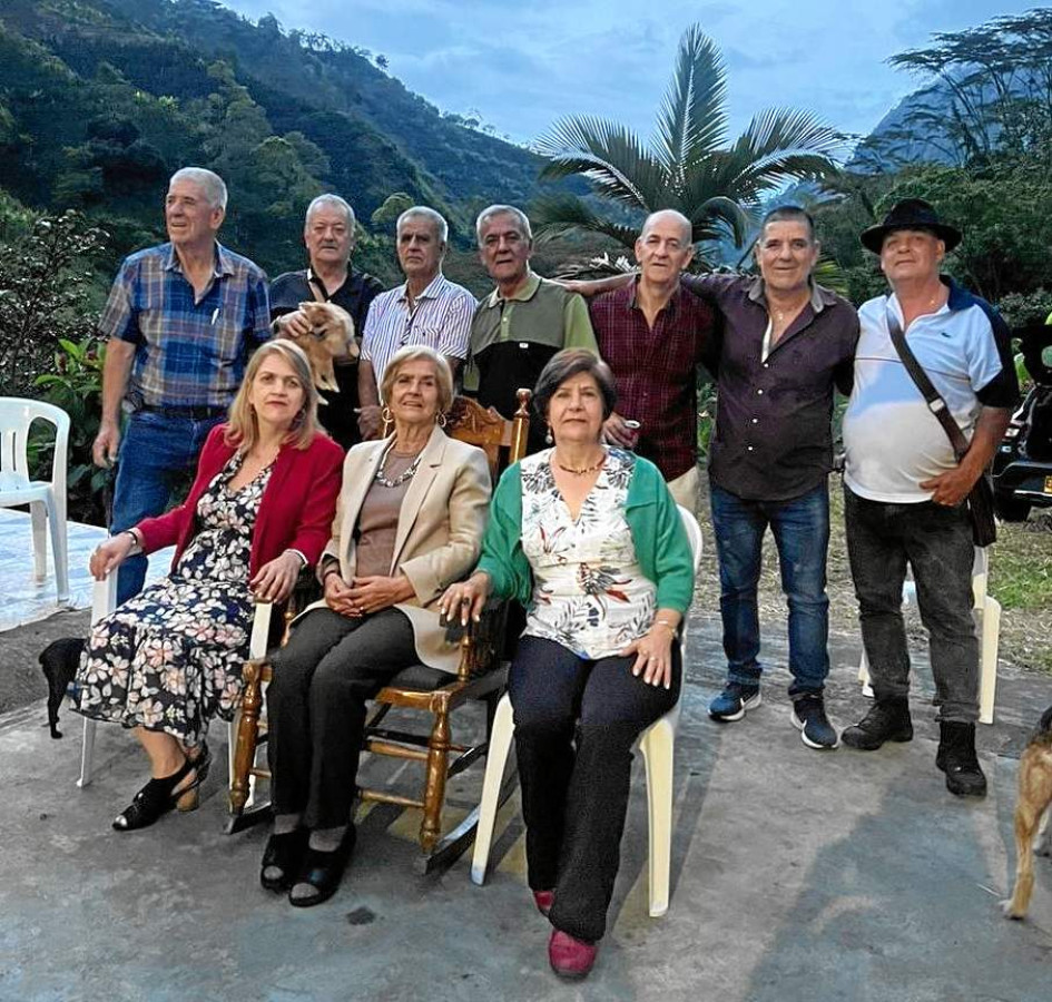 Hermanos. Arriba: Humberto, Olmedo, Fabio, Bernardo, Gustavo, Nevardo y Javier. Abajo: Martha, Orfilia (cumpleañera) y Gaby.