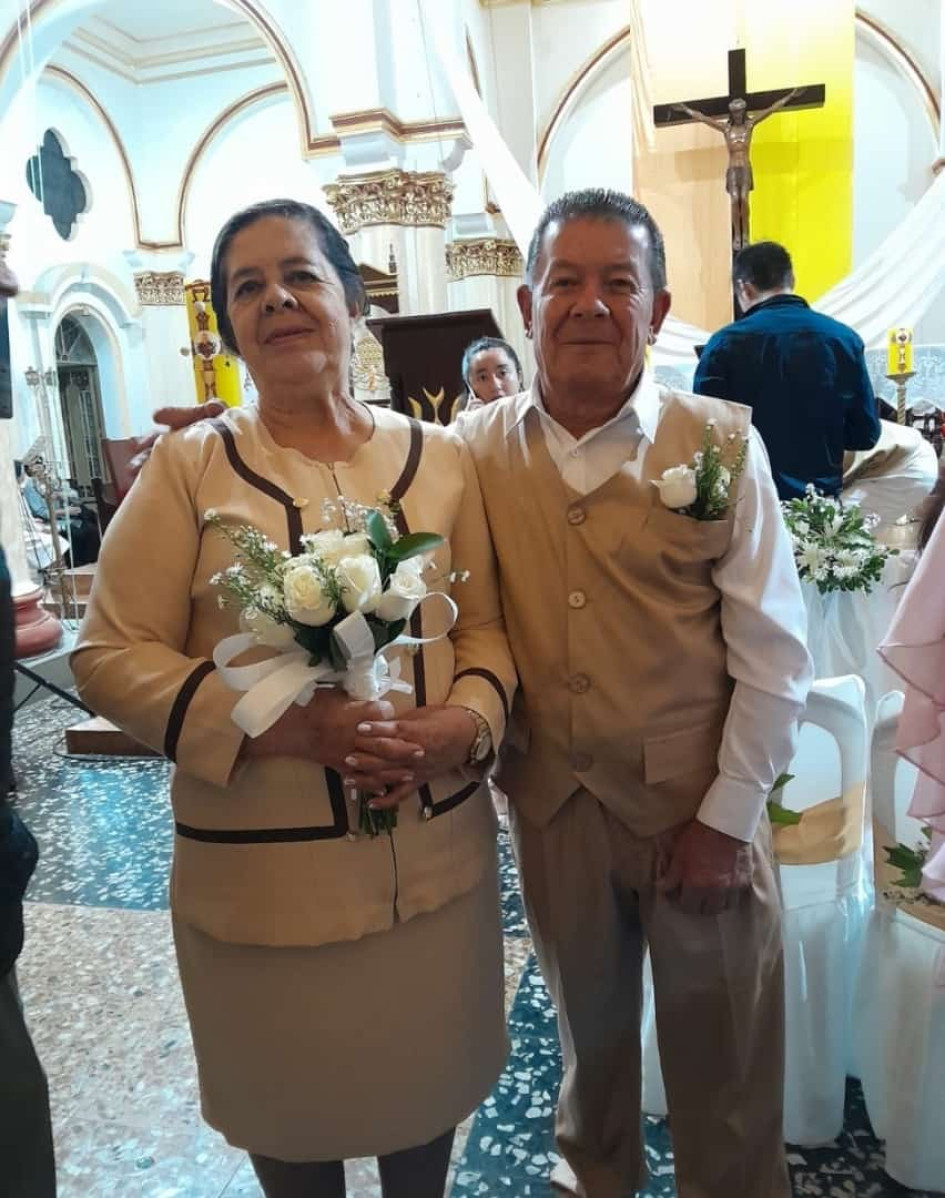 Edelmira Escobar y José Leonel Gaviria festejaron sus 50 años de matrimonio con eucaristía en la Basílica Menor San Antonio de Padua, de Manzanares (Caldas). Luego, realizaron una reunión familiar. Ese día compartieron junto a sus hijos y demás familiares.