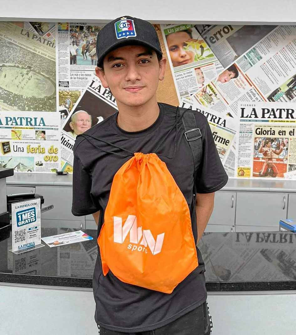Fotos | LA PATRIA Radio Luis David Patiño se enteró del concurso por redes sociales y no dudó en participar como buen hincha del Once Caldas. Luis asistió al partido en compañía de sus padres. Fotos | LA PATRIA Radio Luis David Patiño se enteró del concurso por redes sociales y no dudó en participar como buen hincha del Once Caldas. Luis asistió al partido en compañía de sus padres.