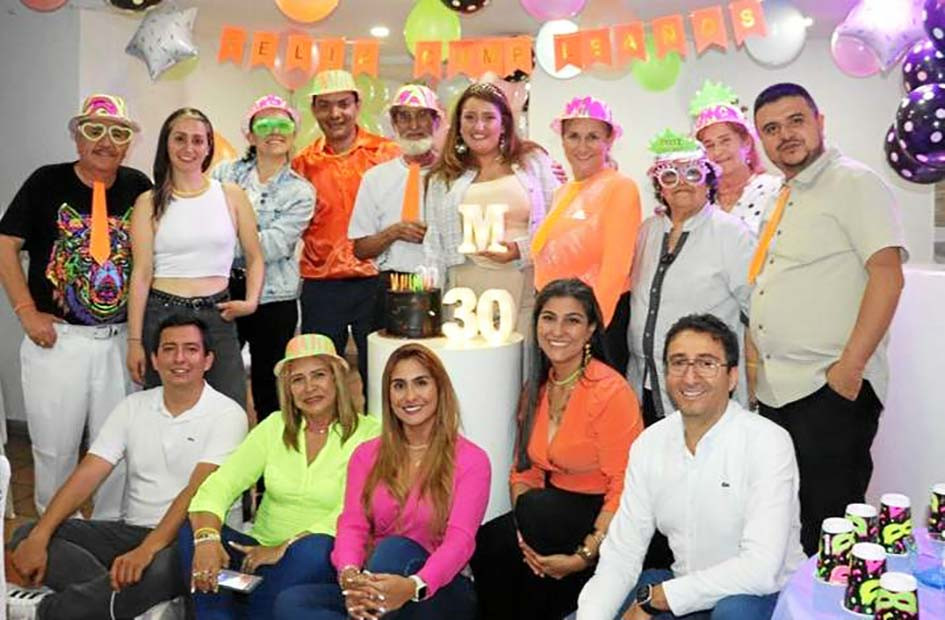 Foto | cortesía | Rubén Darío López | LA PATRIA En el edificio Mirador de Villacarmenza, en Manizales, se reunieron amigos cercanos y familiares para celebrar el cumpleaños de Manuela García Castaño. Allí festejaron con una cena, mariachi, chirimía y serenata.