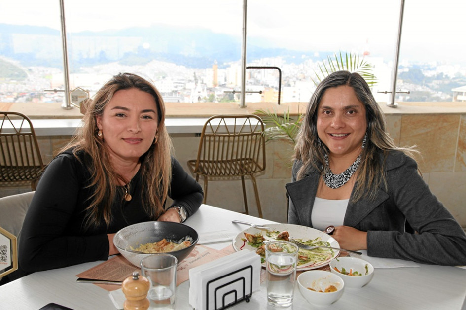 Carolina Pineda (izquierda) festejó su cumpleaños junto a su amiga Diana Carolina Rodríguez con un almuerzo en el restaurante La Azotea.