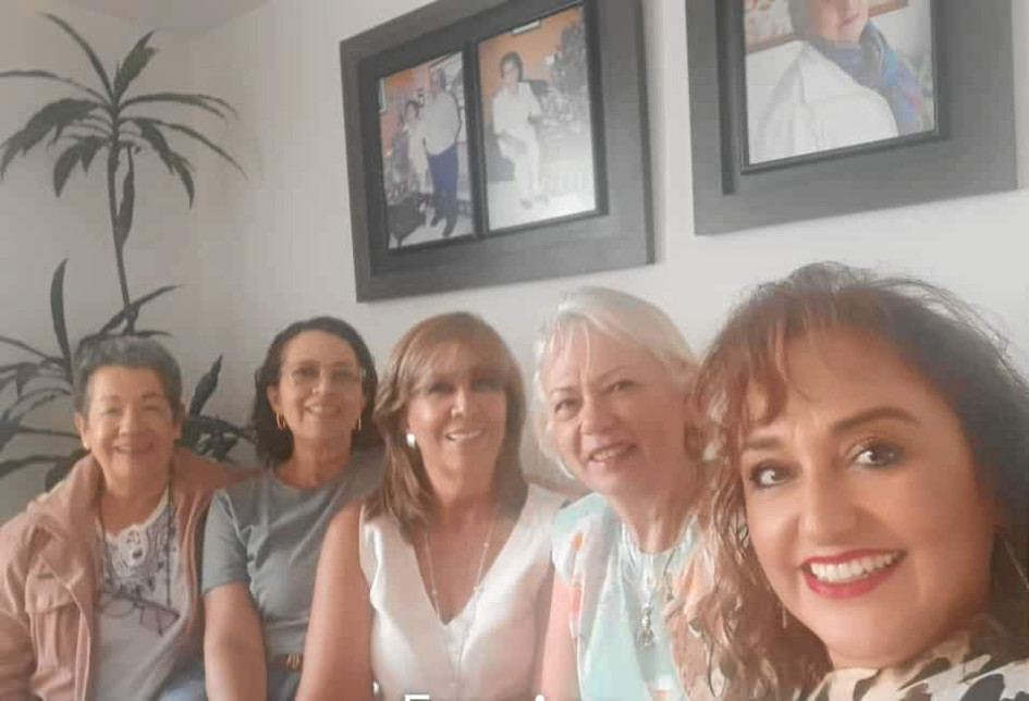 María Teresa Dávila, Liliana Correa, Clemencia Villegas, Beatriz Jaramillo y María del Rosario Ramírez.