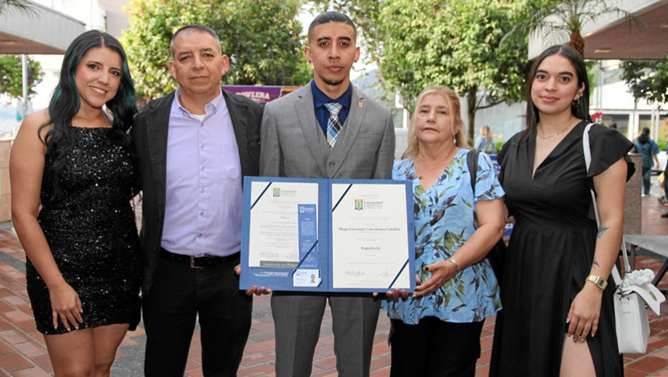 Hugo Giovanny Cacimance Ceballos se graduó de arquitecto de la Universidad Católica de Manizales. Lo acompañan en la imagen: Daniela López, Hugo Cacimance Fajardo, Míriam Arcibelly Ceballos y Daniela Cancimance.
