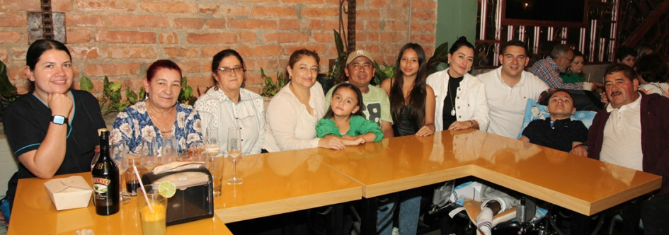 Nicole Valentina Pardo cumplió sus 15 años y su familia la homenajeó con una cena en el restaurante el Efecto Barbacoa. En la imagen la acompañan: Marino Vasco, Mónica Vasco, Juli Paola Vasco, Rubián Grajales, Alonso Pardo, Dylan Gómez, Nubia Bolívar, Clemencia Menjura, María Ríos y Lorena Vélez. Nicole Valentina Pardo cumplió sus 15 años y su familia la homenajeó con una cena en el restaurante el Efecto Barbacoa. En la imagen la acompañan: Marino Vasco, Mónica Vasco, Juli Paola Vasco, Rubián Grajales, Alonso Pardo, Dylan Gómez, Nubia Bolívar, Clemencia Menjura, María Ríos y Lorena Vélez.