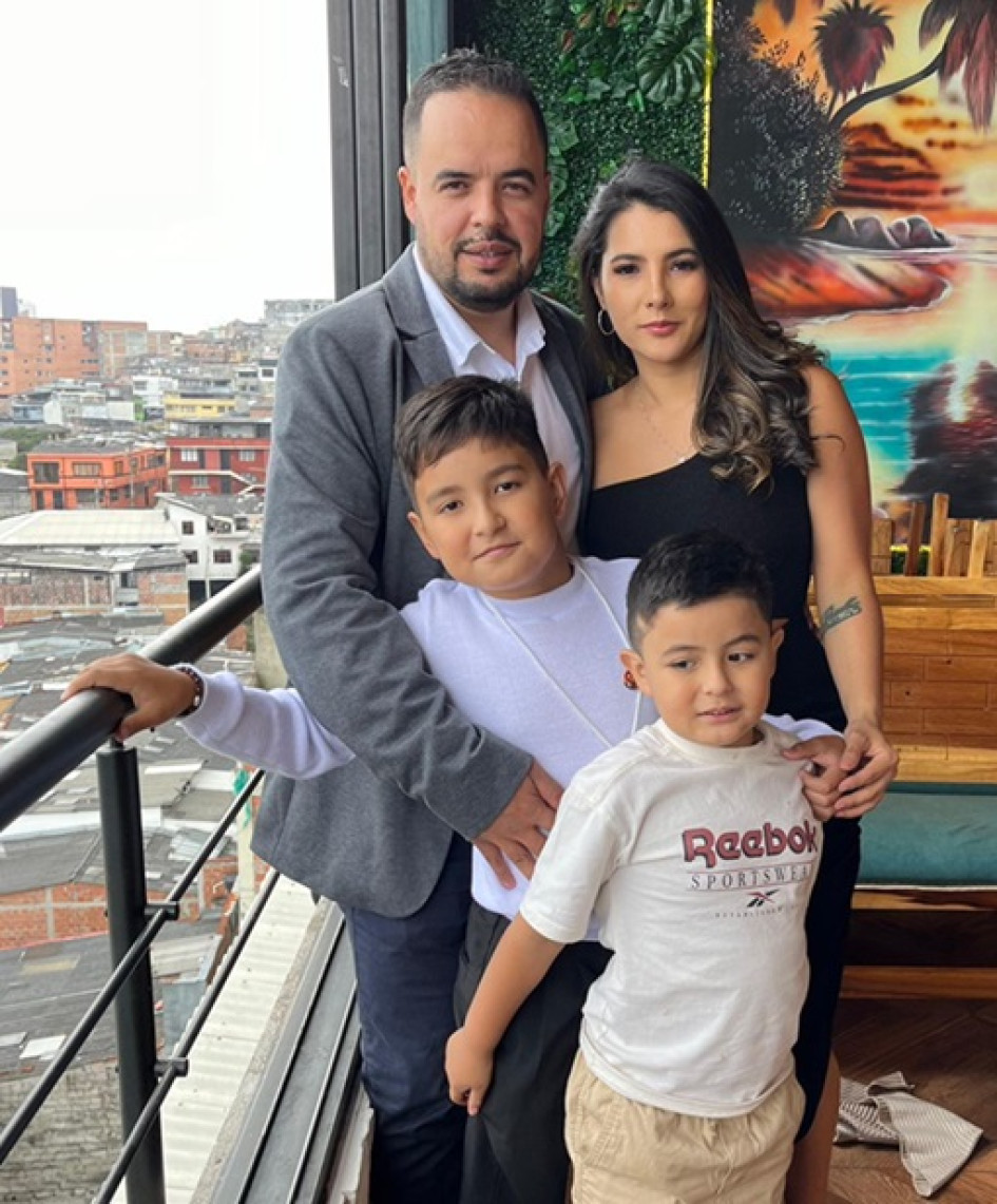 Martín Cuestas Valencia en compañía de sus padres, Juliana Valencia y Óscar Cuestas, y su hermano menor, Simón Cuestas.