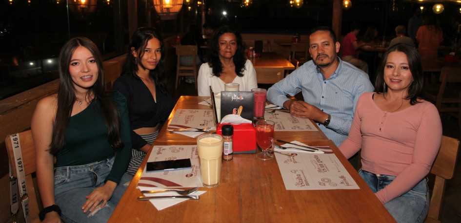 Luz Adriana de la Pava Agudelo festejó su cumpleaños con una cena en el restaurante La Farfalla junto a su familia.  Foto | Argemiro Idárraga | LA PATRIA  Yessica Andrea Cardona, Nayery Cardona, Alba Miriam Agudelo, Miguel Cardona y Luz Adriana de la Pava Agudelo.